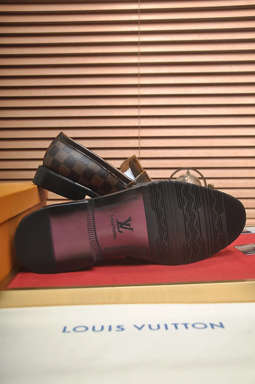 Men's men's shoes 💰460💶 [LV] (original single cowhide lining) 🍀LV's latest genuine leather business suit shoes are launched simultaneously on the official website. The first-layer cowhide imported from Italy is made of heavy gold, 💥1:1 rubber outsole from the official website. Versatile to wear, high-end without losing class, and the color combination is extraordinary. This four-season style is alluring when worn on your feet, showing off your big-name flair. Standard code 38-45 (45 customized)